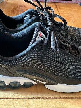 Nike Men’s Sz 7 Black White Air-Cushion Sneakers - Like New